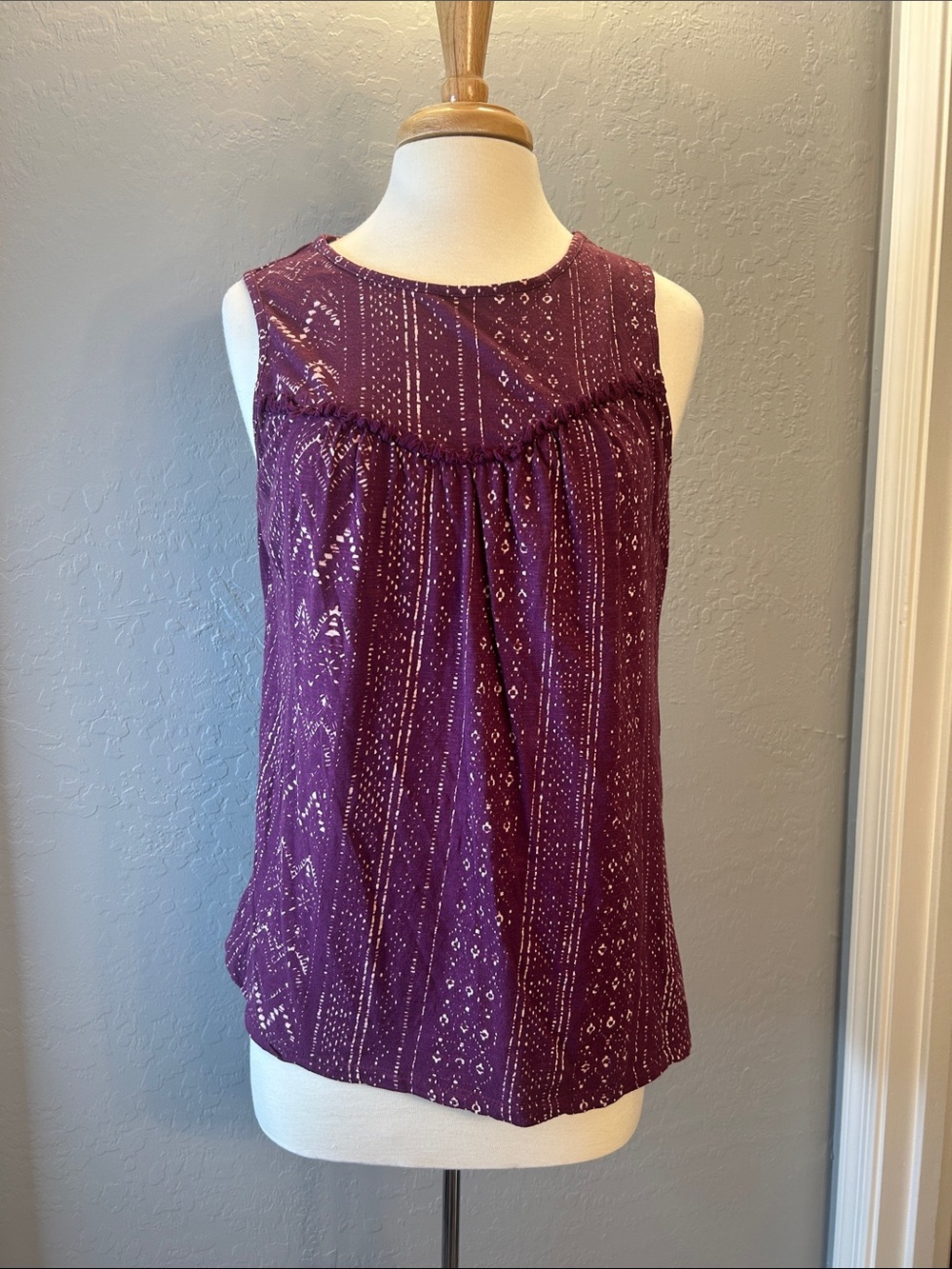 SONOMA maroon and cream patterned blouse M